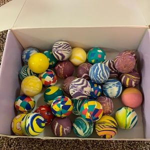 Bundle 34 bouncy balls